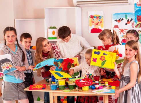 Elementary students in art class